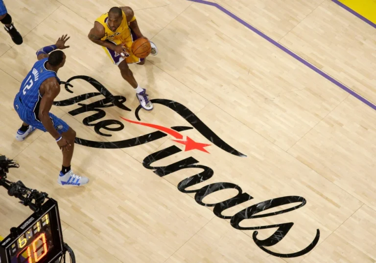 Regresa el trofeo: la NBA muestra cómo lucirán las canchas de las Finales en San Antonio y Nueva York