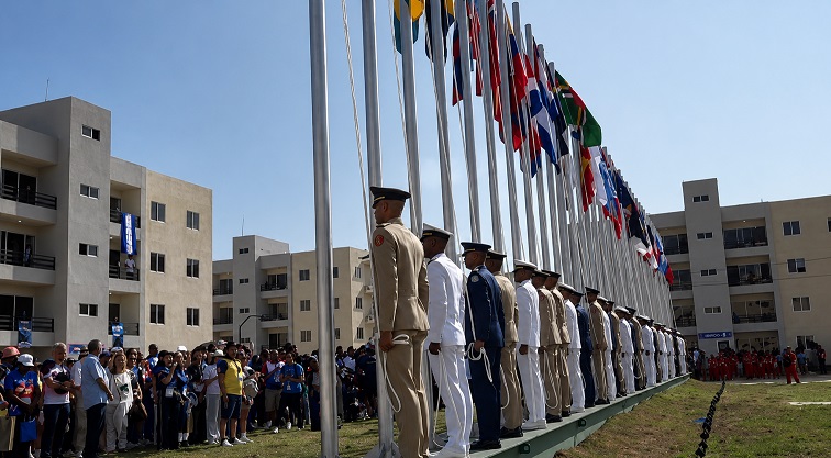 Las banderas ya ondean en la Villa Realizan ceremonia de izamiento de banderas en la Villa Centroamericana y del Caribe