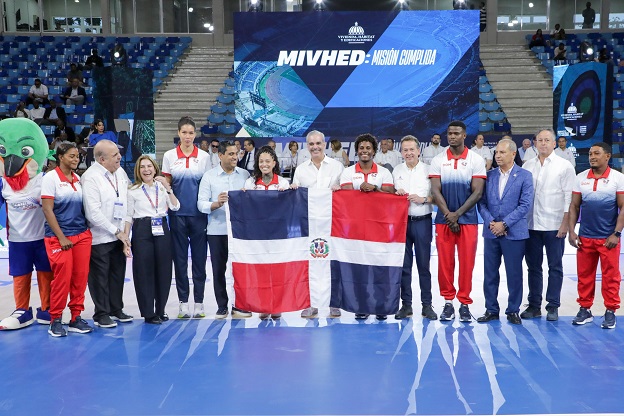 Luis Abinader entrega la bandera nacional a delegación criolla entrega Palacio Voleibol