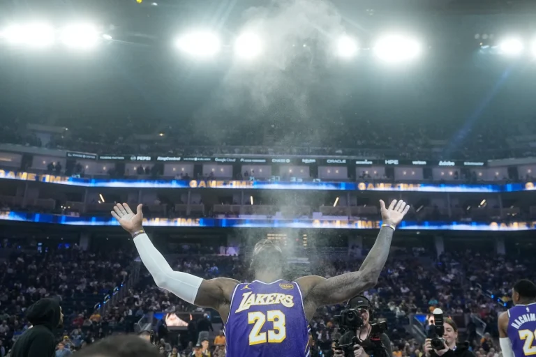 LeBron James eligió a Filadelfia ocho años después de que unas vallas publicitarias le pidieran unirse a los 76ers
