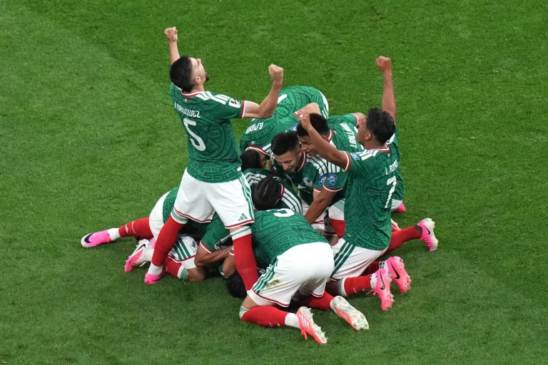 México pone fin a una sequía de 40 años en fase eliminatoria, vence 2-0 a Ecuador y avanza a octavos de final