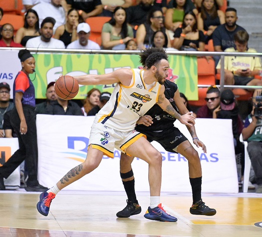 Metros imponen su defensa y mantienen viva la final ante los Gigantes