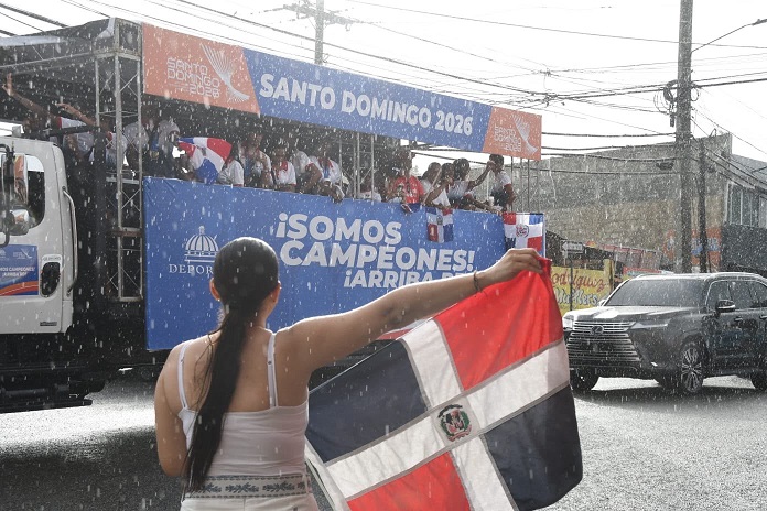 Bajo lluvia : dominicanos vitorean a medallistas de los JCC 2026 en recorrido por calles de Santo Domingo
