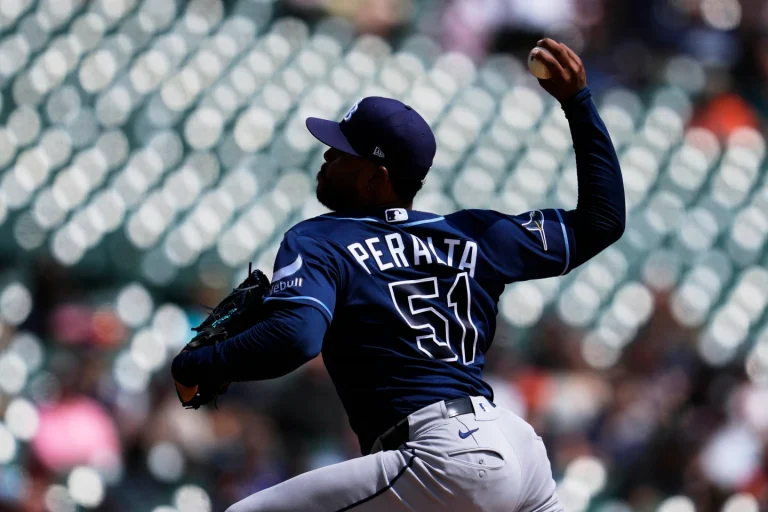 Freddy Peralta y Randy Vásquez ganan todos los resultados de MLB