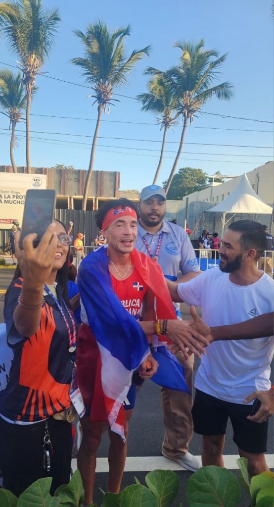 Dominicano Álvaro Abreu gana el oro de la media maratón