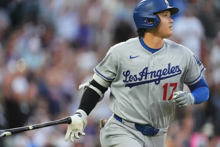 Ohtani llega a 30 jonrones por sexta temporada seguida y Dodgers vencen 7-6 a Rockies