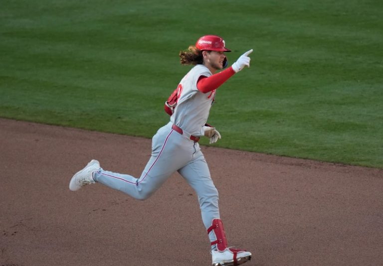 Filis sobreviven con tres jonrones y fuerzan Juego 3 ante Atlanta