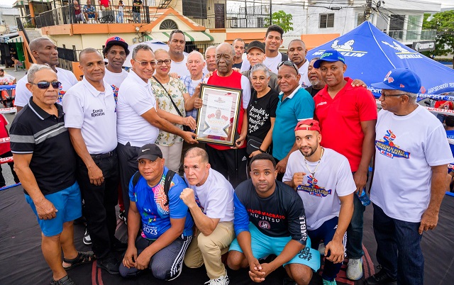 Reconocen maestro Chencho Peña en cartelera de boxeo