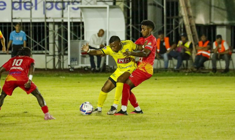 Atlético Vega Real derrota 1-0 a Moca FC con penal de Juan David Díaz