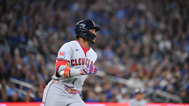 Jonrón de Ángel Martínez lleva a Cleveland a los playoffs