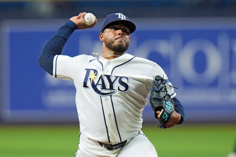 Freddy Peralta “dio a beber la cicuta”a su antiguo equipo y los Rays se impousieron a los Mets
