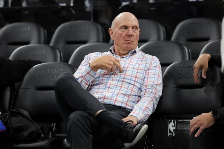 NBA suspende al propietario de los Clippers, Steve Ballmer; multa al equipo con US$30 millones y a Kawhi Leonard con US$700,000 por evadir el tope salarial