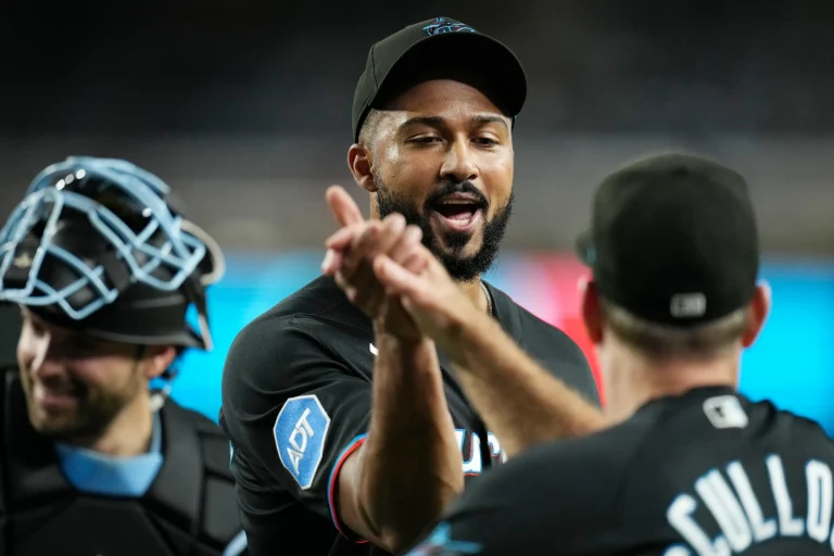 Sandy Alcántara sale del bullpen con un día de descanso y logra su primer salvamento de por vida con los Marlins