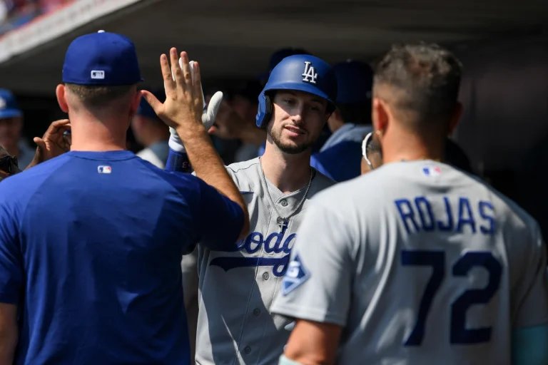Tucker impulsa a Dodgers al título del Oeste