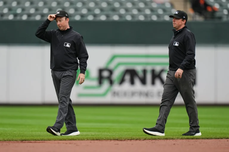 Hermanos gemelos Austin y Tyler Jones arbitran juntos por primera vez en Grandes Ligas