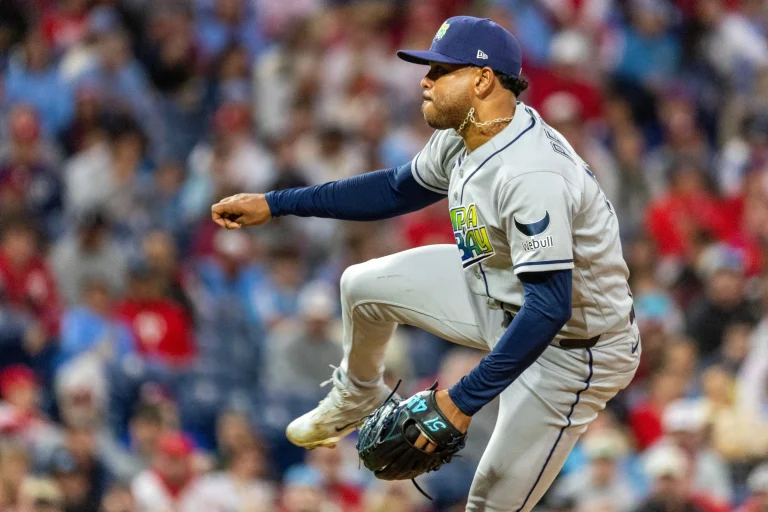 Peralta vence a Sanchez : Rays blanquean a Filis y retrasan su clasificación a los playoffs