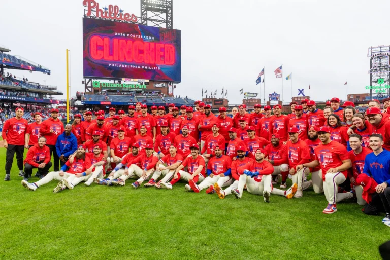 Filis vencen a Rays y celebran dramática clasificación a los playoffs