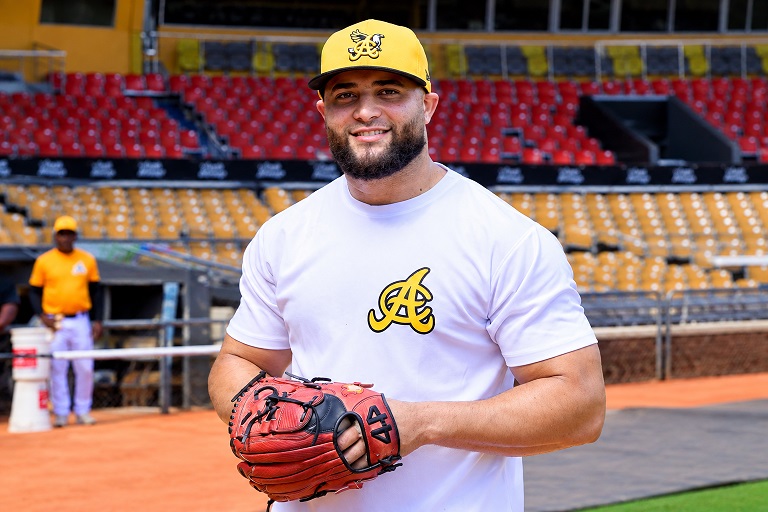 Junior Fernández se reporta a las Águilas Cibaeñas para su sexta temporada: