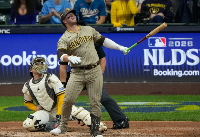 Cerveceros vencen 3-2 a Padres con ayuda insólita del techo