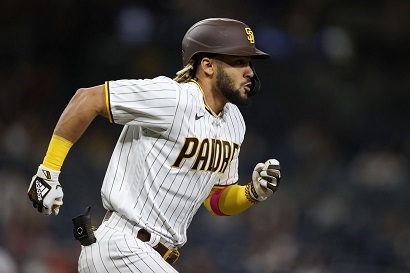 Padres sobreviven con King como héroe y obligan al Juego 4